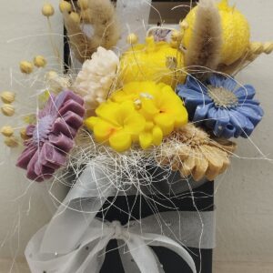 Κερινή Ανθοδέσμη σε Μαύρο Κουτί με κίτρινα, μπλε, καφέ και μωβ λουλούδια από κερί σόγιας με άρωμα πούδρας.