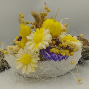 Κέρινη ανθοδέσμη σε καραβάκι με κίτρινα, μωβ και λευκά λουλούδια από κερί σόγιας και άρωμα πούδρας