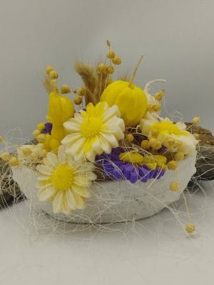 Κέρινη ανθοδέσμη σε καραβάκι με κίτρινα, μωβ και λευκά λουλούδια από κερί σόγιας και άρωμα πούδρας