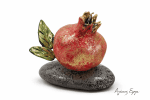 Χειροποίητο Κεραμικό Ρόδι πάνω σε Πέτρα – Αγάπης Έργα.