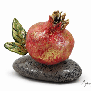 Χειροποίητο Κεραμικό Ρόδι πάνω σε Πέτρα – Αγάπης Έργα.