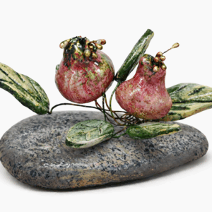 Χειροποίητο διπλό ρόδι με φύλλα πάνω σε φυσική πέτρα – υπογεγραμμένο διακοσμητικό