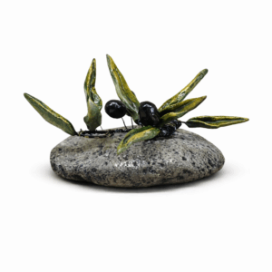 Χειροποίητα φύλλα ελιάς δεμένα σε φυσική πέτρα – διακοσμητικό χώρου.